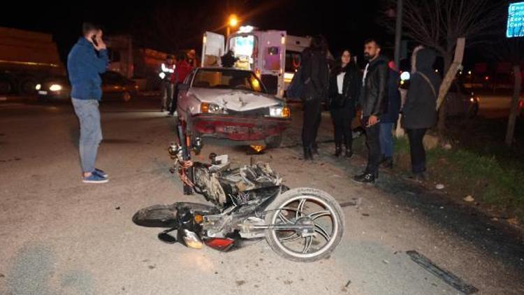 Otomobile motosiklet çarpıştı: 2 yaralı