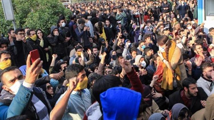 İranda gözaltına alınan bir gösterici intihar etti