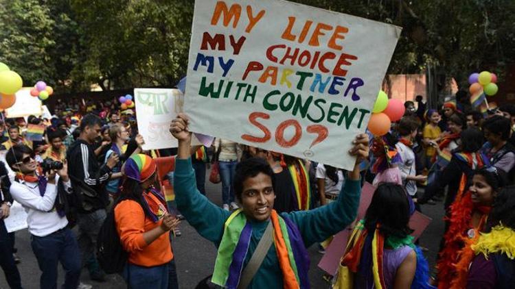 Hindistan eşcinsellere ilişkin yasayı gözden geçirecek