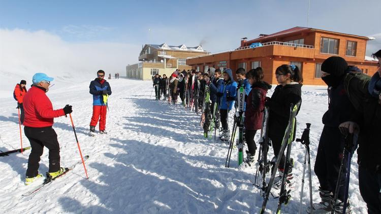 Hakkarili öğrenciler kayak öğreniyor