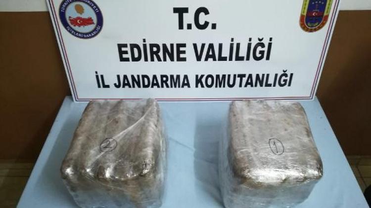 Teknede yakalanan şüphelinin bavulundan esrar çıktı