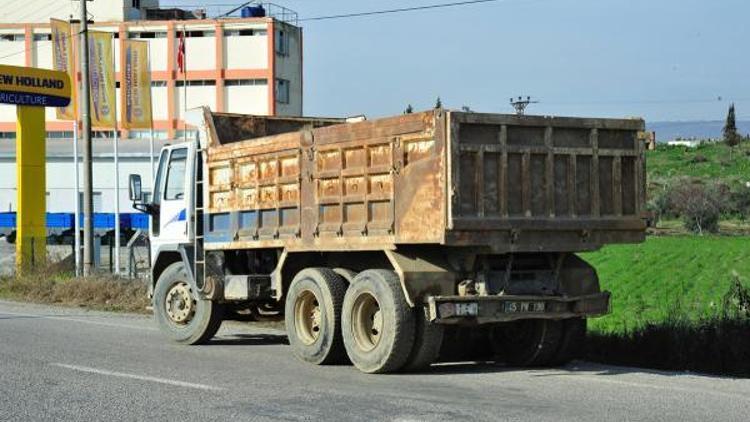 Kamyona çarpan otomobildeki 2 kişi yaralandı