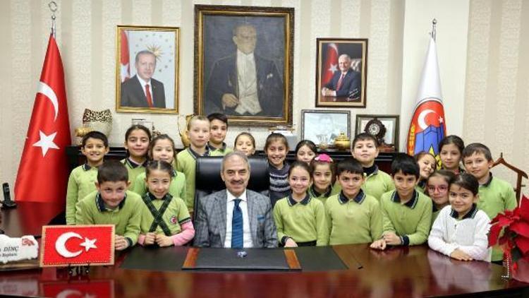 Çocuklar Çankırı Belediye Başkanı Dinç ile makamında misket oynadı