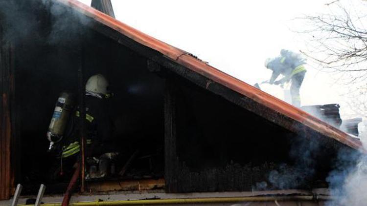 Odunlukta çıkan yangın evin çatısına sıçradı