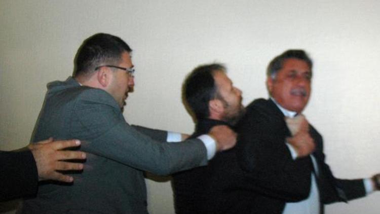 Afyonkarahisar’da CHP kongresinde arbede