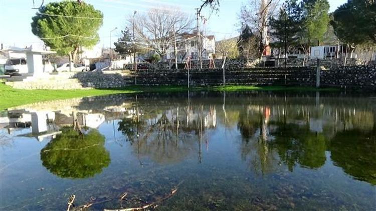 Bu köyün her tarafından yeraltı suyu çıkıyor