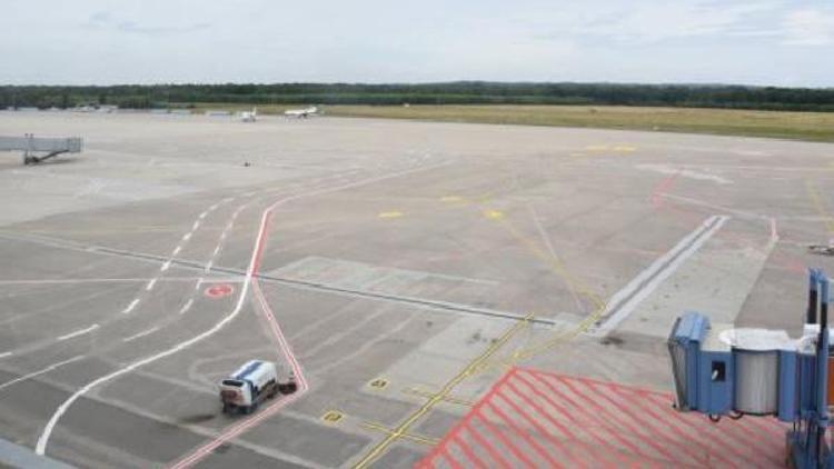 Pistteki çukur nedeniyle Köln Havalimanı’na iniş yapılamıyor