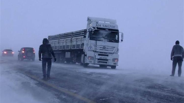 Ardahanda ulaşıma kar ve tipi engeli... Sahara Geçidinde TIRlar kar ve tipi nedeniyle mahsur kaldı