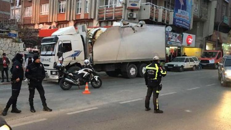 Yoğurt yüklü kamyon köprüye sıkıştı