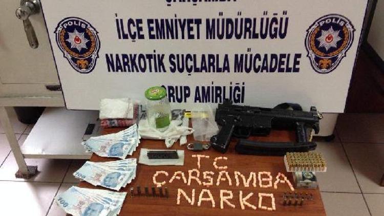 Silah, sahte para ve uyuşturucu hapla yakalanan 2 kardeşe gözaltı