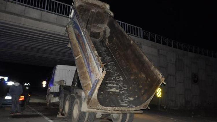 Bursada damperi açık kamyon köprüye çarptı, 3 kişi yola savruldu