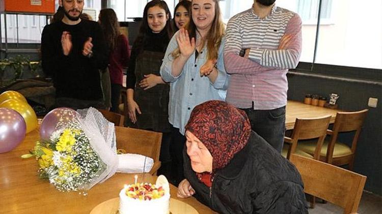 Üniversite öğrencilerinden Rahime teyzeye doğum günü sürprizi