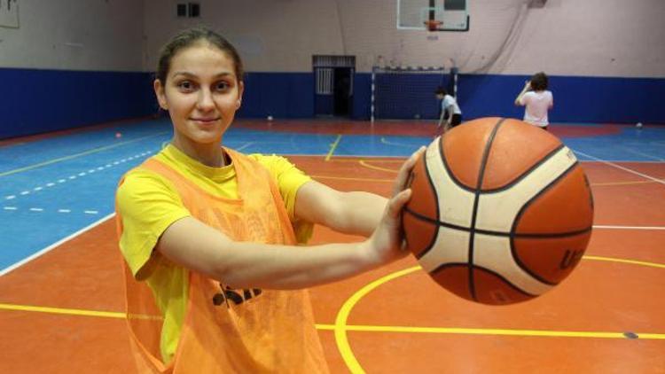 Basketbol aşkı için her hafta 750 kilometre yol yapıyor