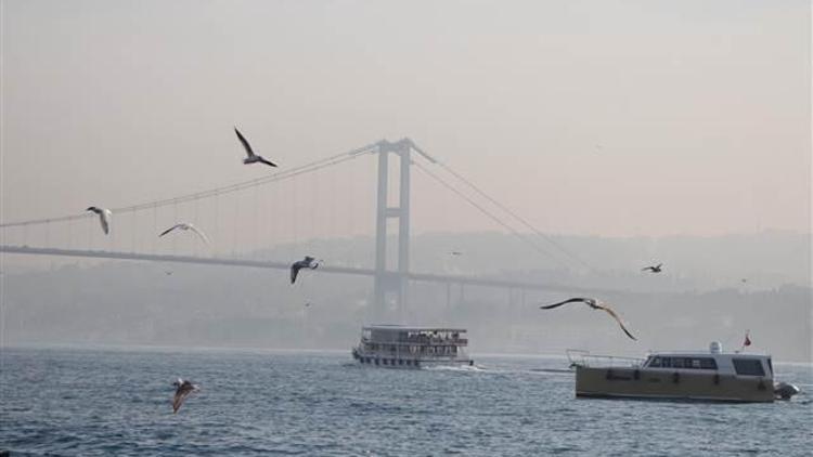 İstanbul Boğazında sis etkili oluyor