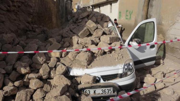 Tarihi evin duvarı hareket halindeki aracın üzerine yıkıldı