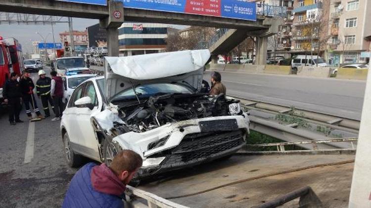 Otomobil, aydınlatma direklerinin bakımını yapan ekibin aracına çarptı: 2 yaralı