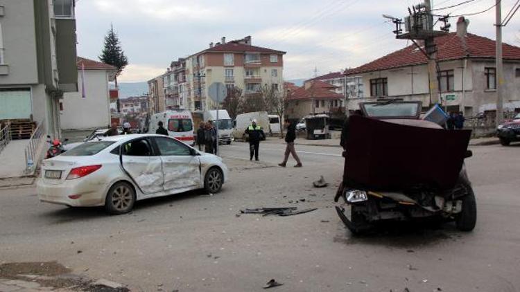 Felçli babasını bagajında taşıdığı otomobille kaza yaptı