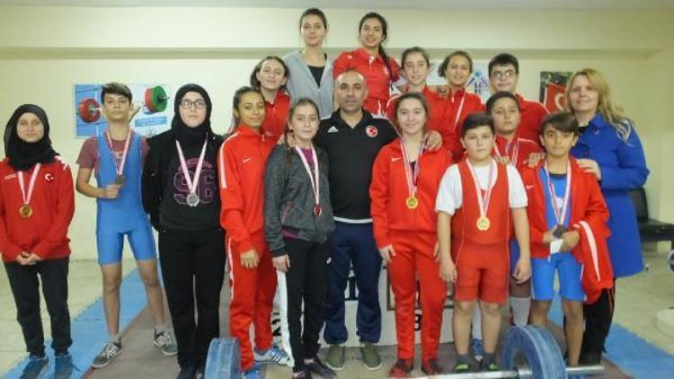 Burhaniyeli halterciler Türkiye Şampiyonası için yarıştı