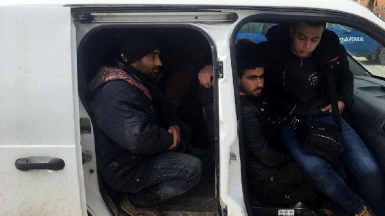 Yayladağında Suriyeli 17 kaçak yakalandı