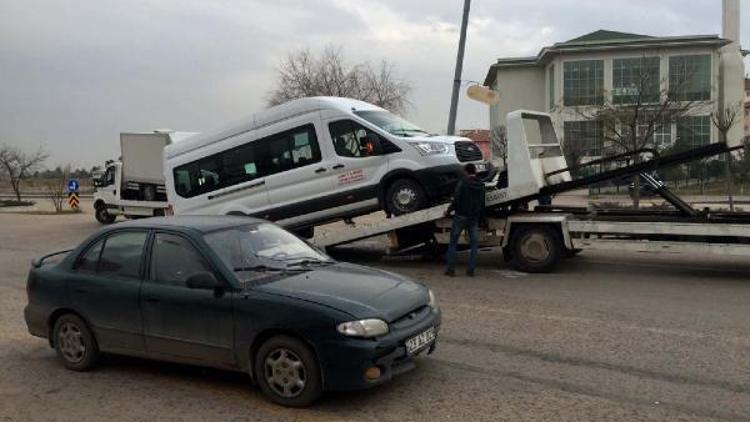 Ankarada kamyonet öğrenci servisine çarptı: 7 yaralı