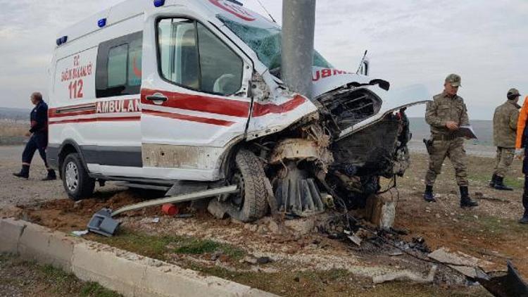 Hasta taşıyan ambulans kaza yaptı: 4 yaralı