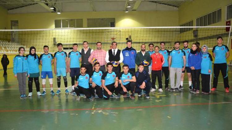 Başkan Atilla, gençlerle voleybol oynadı