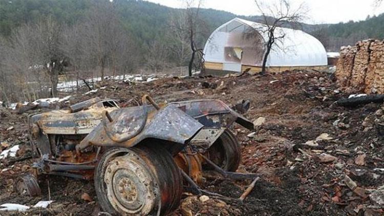 Vahşette kan donduran ayrıntılar: 5 kişiyi bir traktör odunla yakmışlar