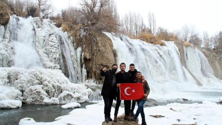 Üniversite öğrencileri donan şelaleye hayran kaldı