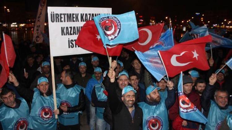 Sakaryada Türk Metal Sendikasına üye işçiler eylem yaptı