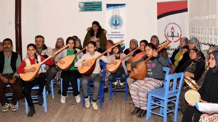 Bu köyde 7den 70e herkes hem çalıyor hem söylüyor