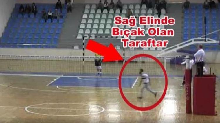 Voleybol maçında taraftar bıçakla sahaya girdi