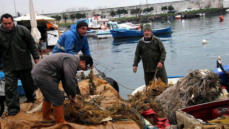 Balıkçılar ağları çekince gördüklerine isyan ettiler