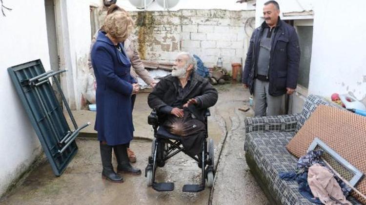 Ambulans sürücüsünün sırtında taşıdığı engelliye, akülü tekerlekli sandalye hediye edildi