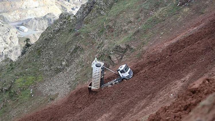 Kamyon uçuruma kaydı, sürücü son anda atladı