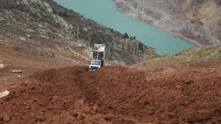 Uçuruma kayan hafriyat kamyonunun sürücüsü son anda kurtuldu