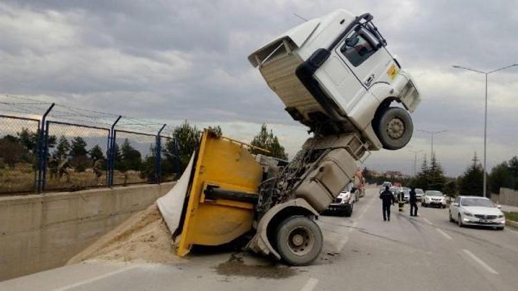 Kasası devrilen TIRın ön kısmı şaha kalktı