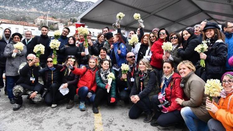 Karaburun Nergis Festivali renkli görüntülere sahne oldu