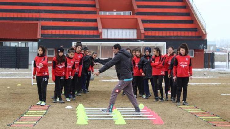 Yüksekova Belediyespor kadın futbol takımı, Türkiye Şampiyonasına hazırlanıyor