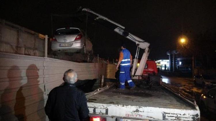 Otomobil viyadük inşaatı sahasına düştü