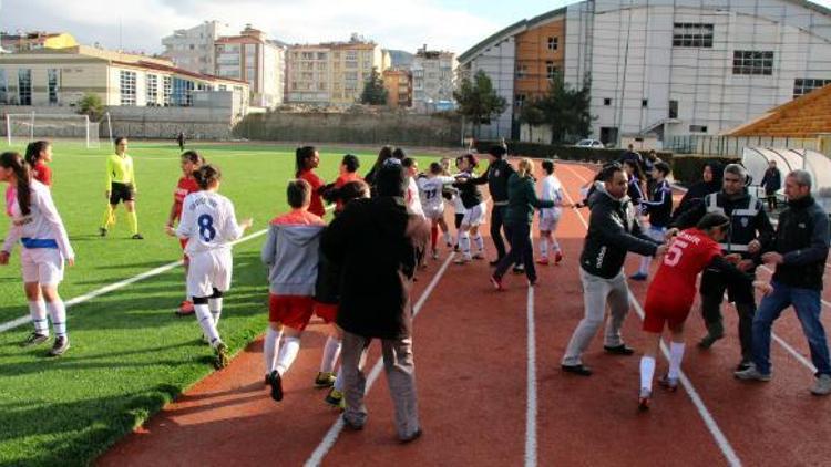 Kadın futbolcular kavga etti, maç tatil edildi