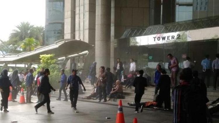 Endonezya Borsa binasının bir katı çöktü