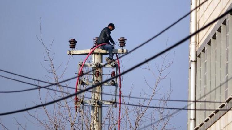 Elektrik direğinde tehlikeli çalışma