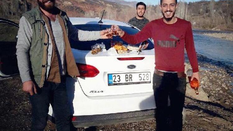 Pertekte piknikten dönen arkadaşlar kaza yaptı: 3 ölü, 1 yaralı