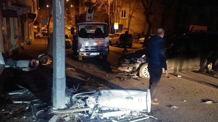 Otomobil elektrik panosuna çarptı, 10 saat elektrik kesildi