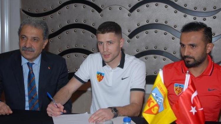 Kayserispor yeni golcüsü Artem Kravetse imzayı attırdı