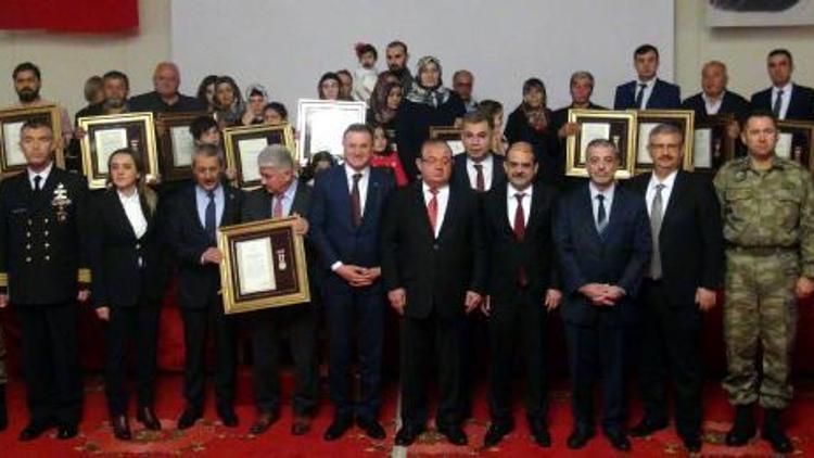 Şehit yakını ve gazilere devlet övünç madalyası