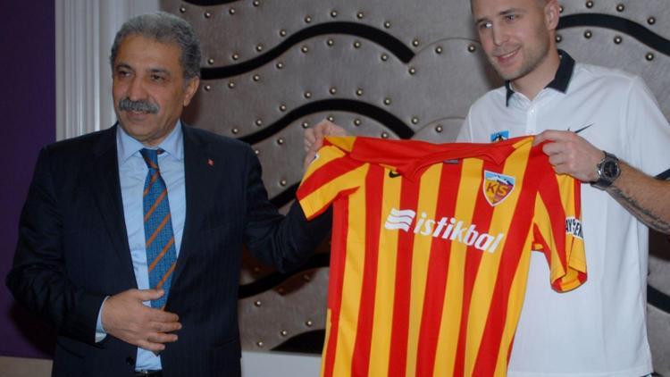 Kayserispor yeni golcüsü Artem Kravetse imzayı attırdı