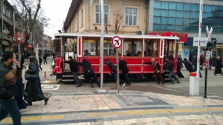 Nostaljik tramvay bozulunca vatandaş itti