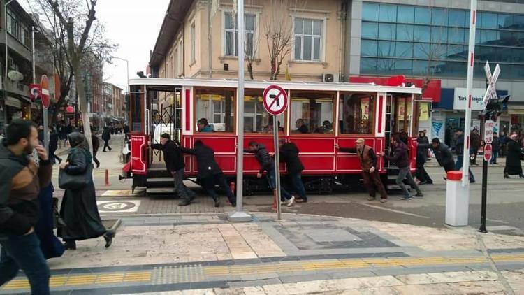 Nostaljik tramvay bozulunca vatandaş itti