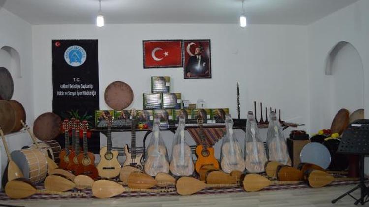 Hakkari Valiliğinden gençlere müzik aleti ve yöresel kıyafet desteği